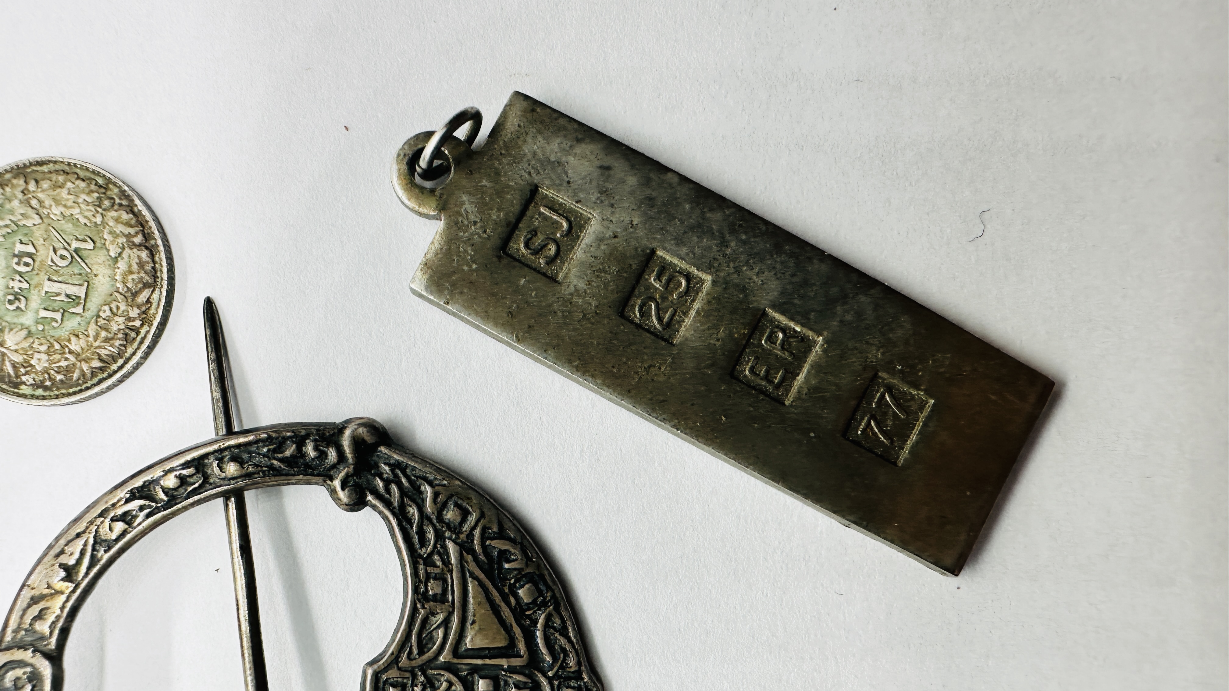 A SILVER CELTIC STYLE BROOCH, INGOT & 3 PLATED DECANTER LABELS, 2 X NAPIN RINGS, - Image 4 of 11