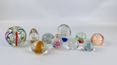 A GROUP OF 10 ASSORTED ART GLASS PAPERWEIGHTS TO INCLUDE CAITHNESS EXAMPLES.