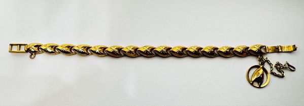 AN ELABORATE YELLOW METAL BRACELET WITH SAFETY CHAIN, THE CLASP MARKED WITH EASTERN SYMBOLS, L 16CM.