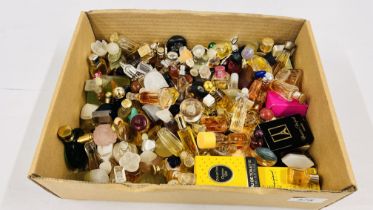 A LARGE QUANTITY OF LADIES VINTAGE PERFUMES TO INCLUDE CHRISTIAN DIOR, GUCCI ETC.