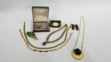 A GROUP OF VINTAGE GOLD TONE JEWELLERY TO INCLUDE A DESIGNER PENDANT CHOKER STYLE NECKLACE MARKED