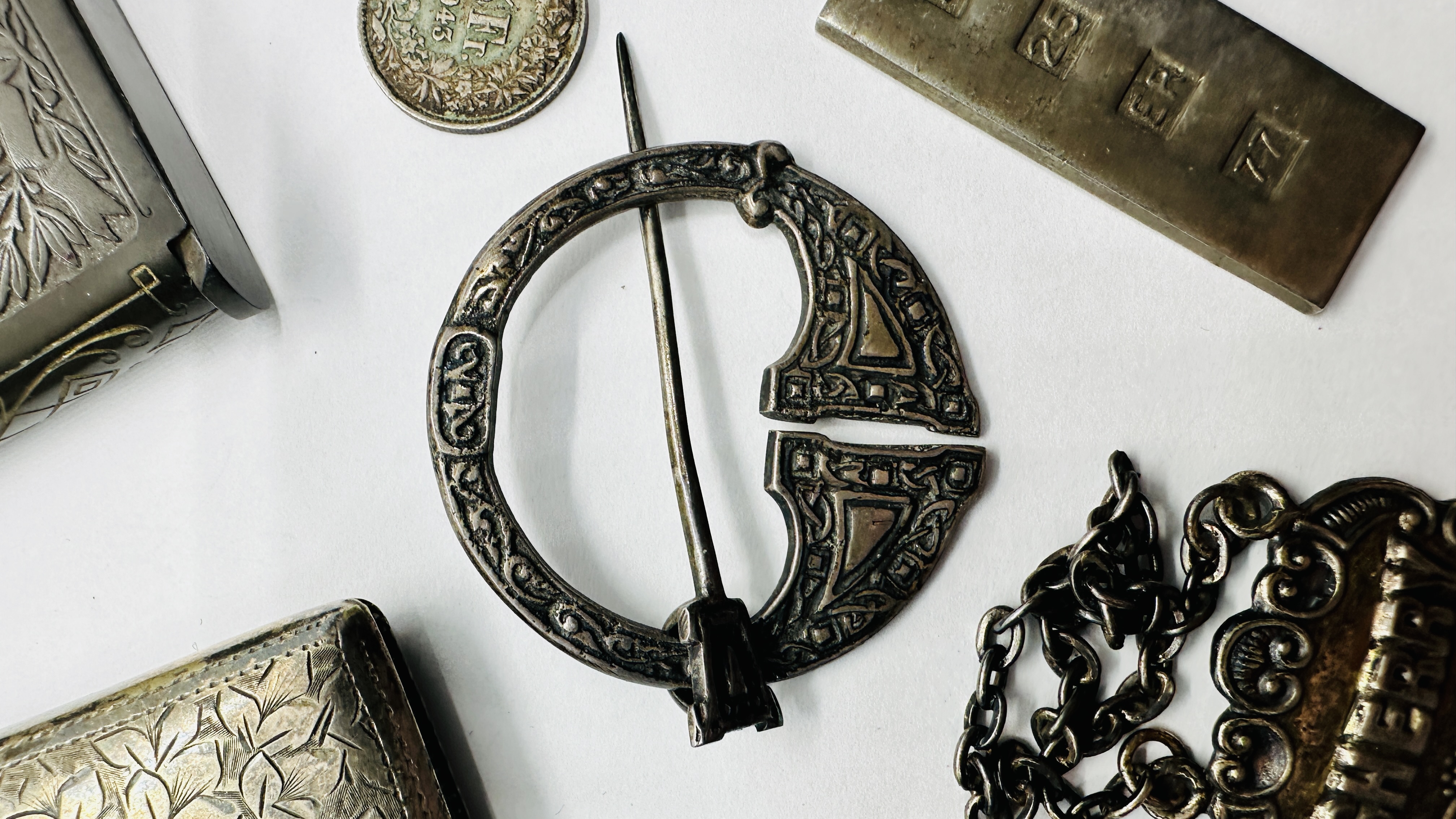 A SILVER CELTIC STYLE BROOCH, INGOT & 3 PLATED DECANTER LABELS, 2 X NAPIN RINGS, - Image 3 of 11