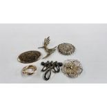 A GROUP OF SIX ASSORTED VINTAGE SILVER AND WHITE METAL BROOCHES TO INCLUDE MARCASITE AND OPEN WORK