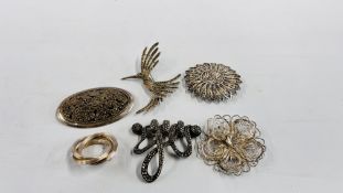 A GROUP OF SIX ASSORTED VINTAGE SILVER AND WHITE METAL BROOCHES TO INCLUDE MARCASITE AND OPEN WORK