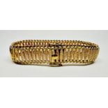 AN IMPRESSIVE YELLOW METAL ARTICULATED CUFF STYLE BRACELET (INDISTINCT MARKS).