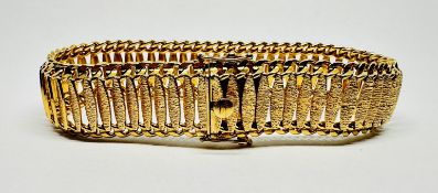 AN IMPRESSIVE YELLOW METAL ARTICULATED CUFF STYLE BRACELET (INDISTINCT MARKS).