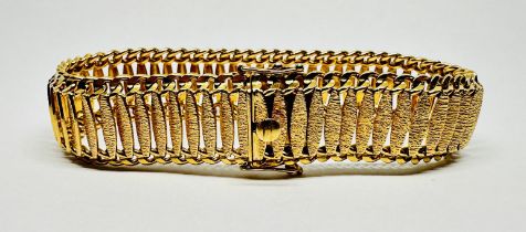 AN IMPRESSIVE YELLOW METAL ARTICULATED CUFF STYLE BRACELET (INDISTINCT MARKS).