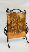 AN ELABORATE ART NOUVEAU COPPER AND WROUGHT IRON FIRE SCREEN H 70CM X W 54CM.