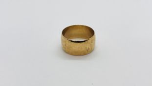 A 9CT GOLD WEDDING BAND.