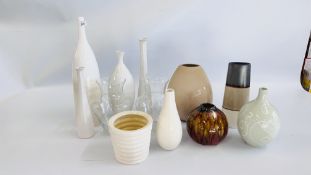 A GROUP OF MODERN DESIGNER GLAZED VASES TO INCLUDE A PAIR OF GLASS EXAMPLES.