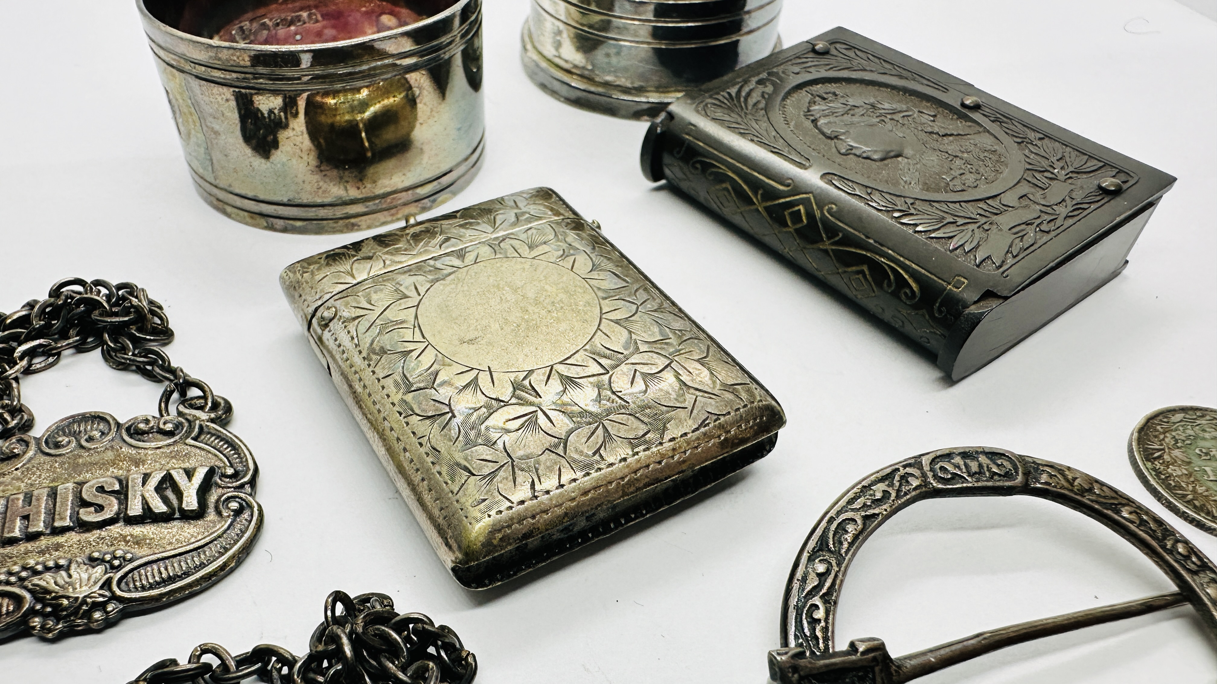 A SILVER CELTIC STYLE BROOCH, INGOT & 3 PLATED DECANTER LABELS, 2 X NAPIN RINGS, - Image 9 of 11