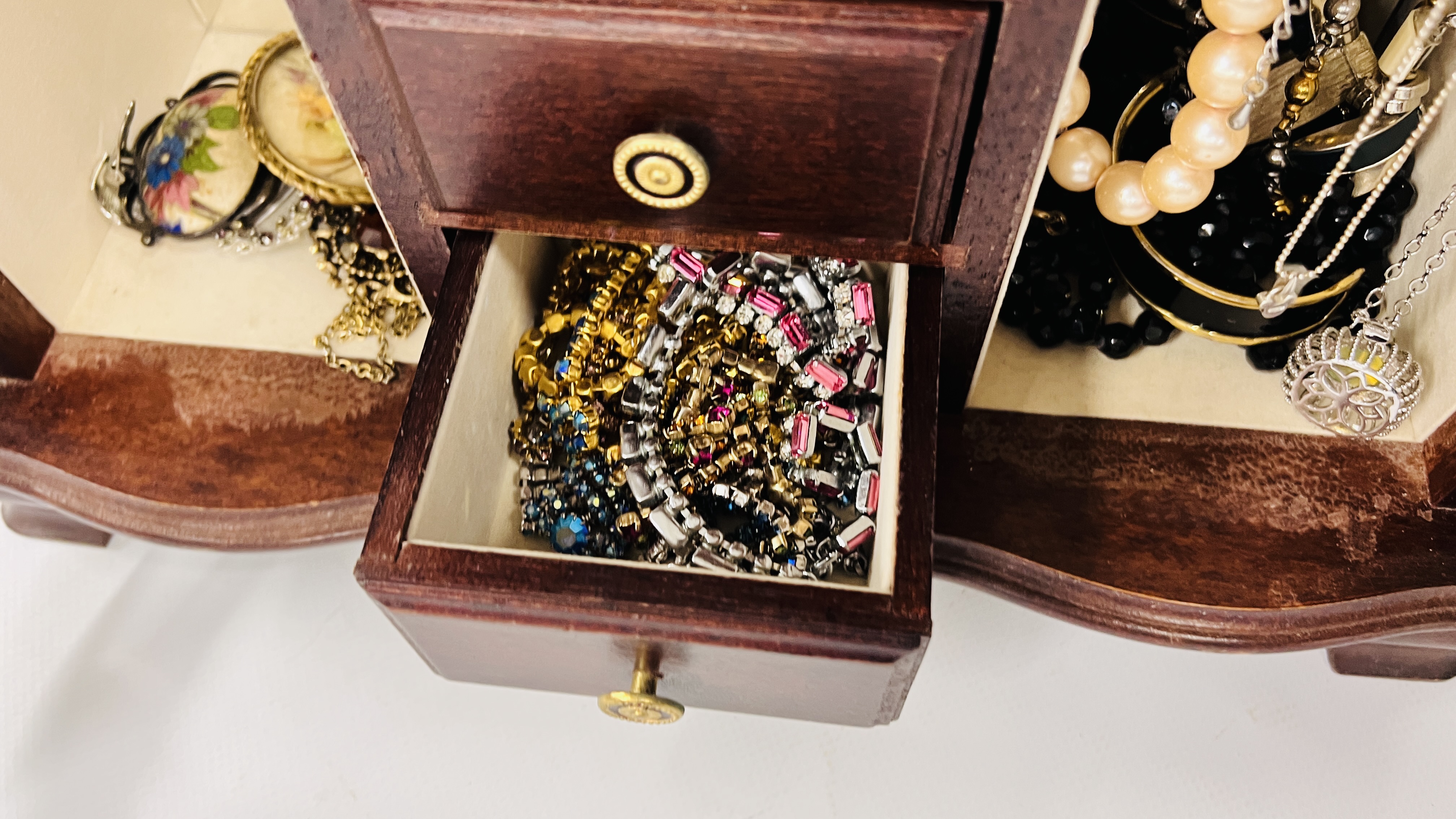 TWO JEWELLERY BOXES CONTAINING VINTAGE AND MODERN COSTUME JEWELLERY. - Image 13 of 13