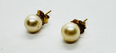 A PAIR OF 9CT GOLD PEARL STUD EARRINGS.