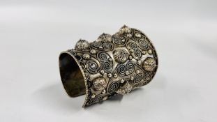 AN ELABORATE EASTERN WHITE METAL CUFF BRACELET, H 9CM.