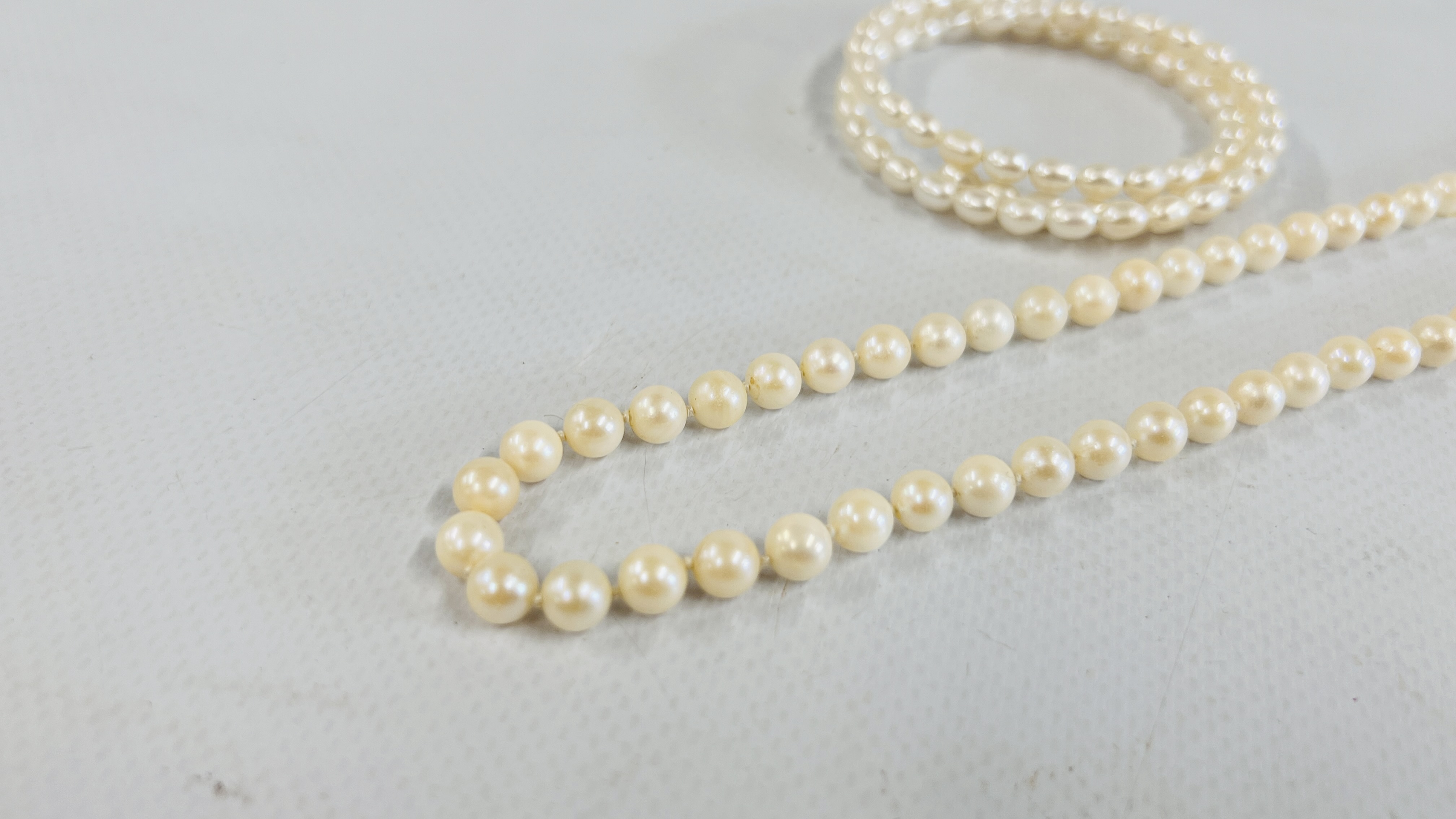 A PEARL STRAND NECKLACE WITH A 9CT GOLD CLASP AND SAFETY CHAIN AlONG WITH A PEARL BRACELET. - Image 5 of 5