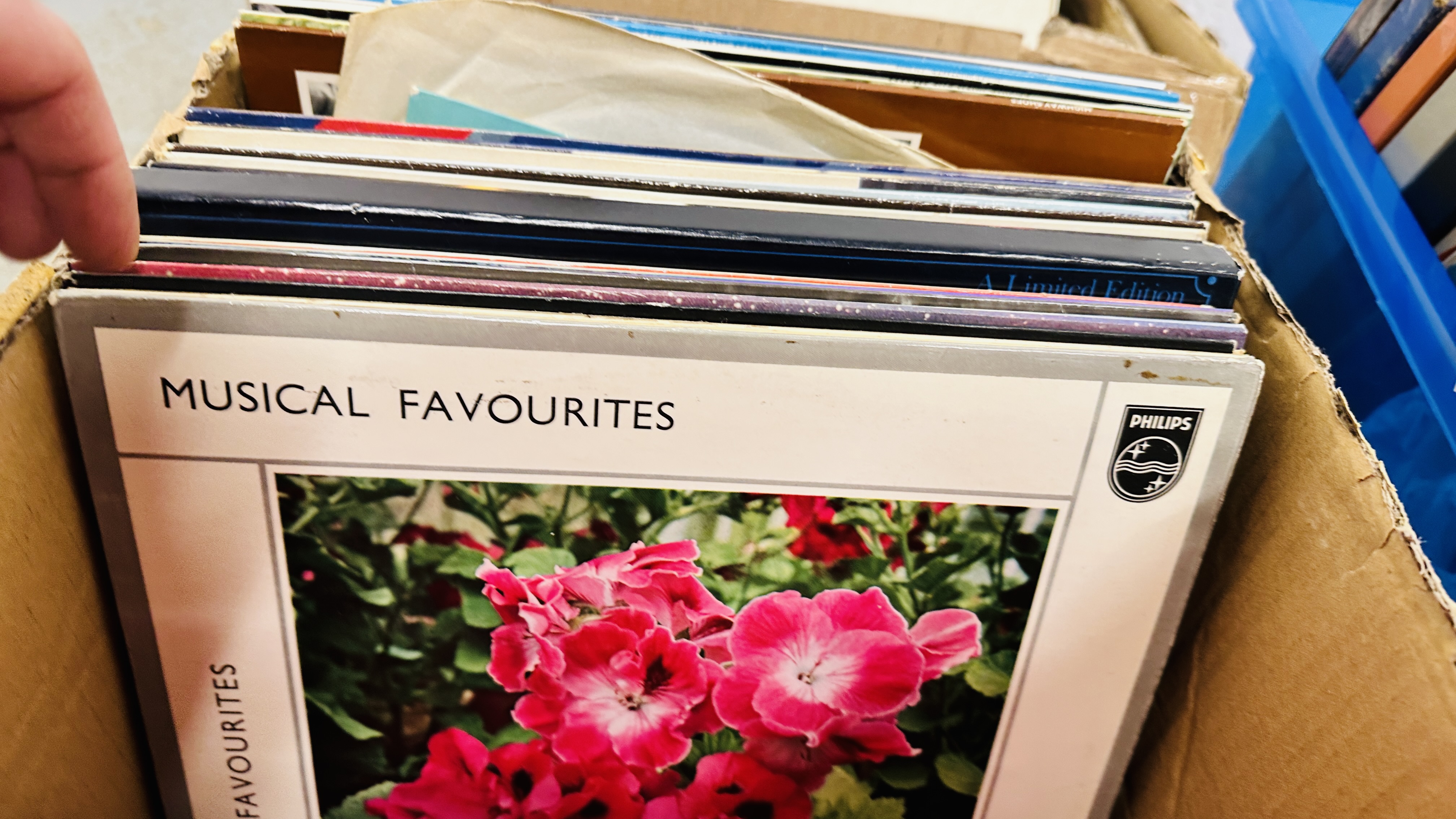 AN EXTENSIVE COLLECTION OF MIXED RECORDS TO INCLUDE CLASSICAL, JAZZ, EASY LISTENING & 80'S, - Image 5 of 35