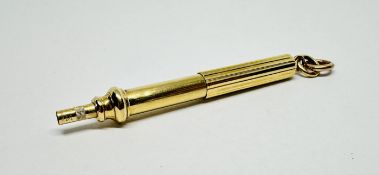A VINTAGE YELLOW METAL PENCIL HOLDER OF REEDED FORM, THE LOOP MARKED 375. L 3.5CM.