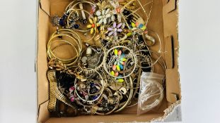 BOX MIXED COSTUME JEWELLERY INCLUDING NECKLACES, BANGLES, BRACELETS, BROOCHES, EARRINGS, ETC.