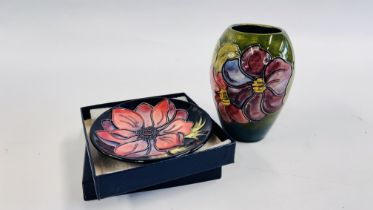 A MOORCROFT HIBISCUS PATTERN VASE BEARING ORIGINAL LABEL H 13CM ALONG WITH A SMALL MOORCROFT