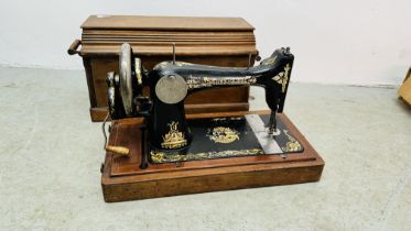 A VINTAGE SINGER SEWING MACHINE IN FITTED CASE - SOLD AS SEEN.