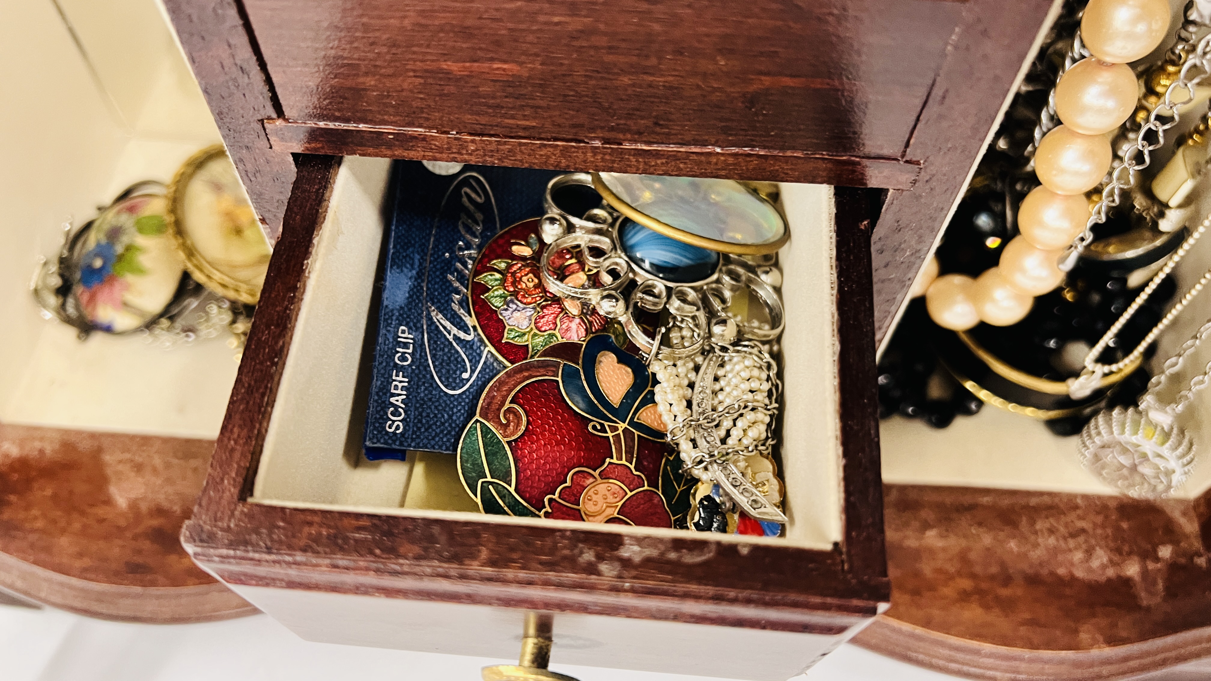 TWO JEWELLERY BOXES CONTAINING VINTAGE AND MODERN COSTUME JEWELLERY. - Image 12 of 13