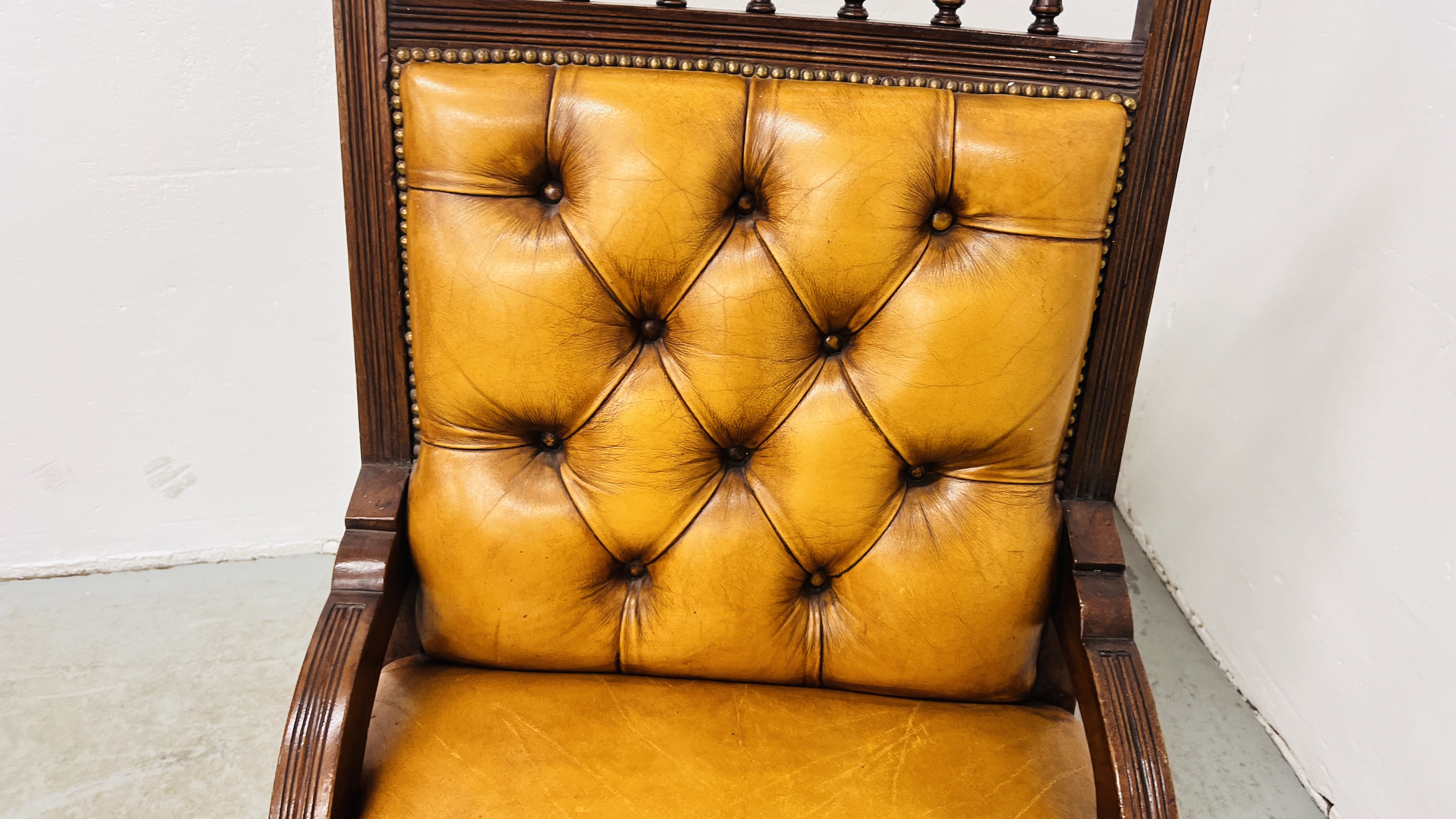 ANTIQUE EDWARDIAN MAHOGANY LOW CHAIR UPHOLSTERED IN TAN LEATHER - BUTTON BACK. - Image 4 of 12