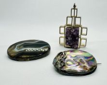 TWO VINTAGE WHITE METAL BROOCHES, ONE EXAMPLE SET WITH AGATE,