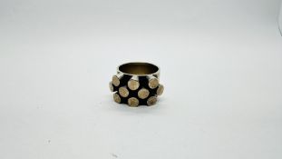 A MODERNIST SILVER RING OF RAISED FORM, LONDON ASSAY JB.