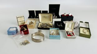TRAY CONTAINING GOOD SELECTION OF SILVER AND COSTUME JEWELLERY INCLUDING HEAVY SILVER BANGLE,