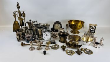 A BOX OF ASSORTED METALWARE TO INCLUDE PLATED TANKARDS, TOAST RACK,
