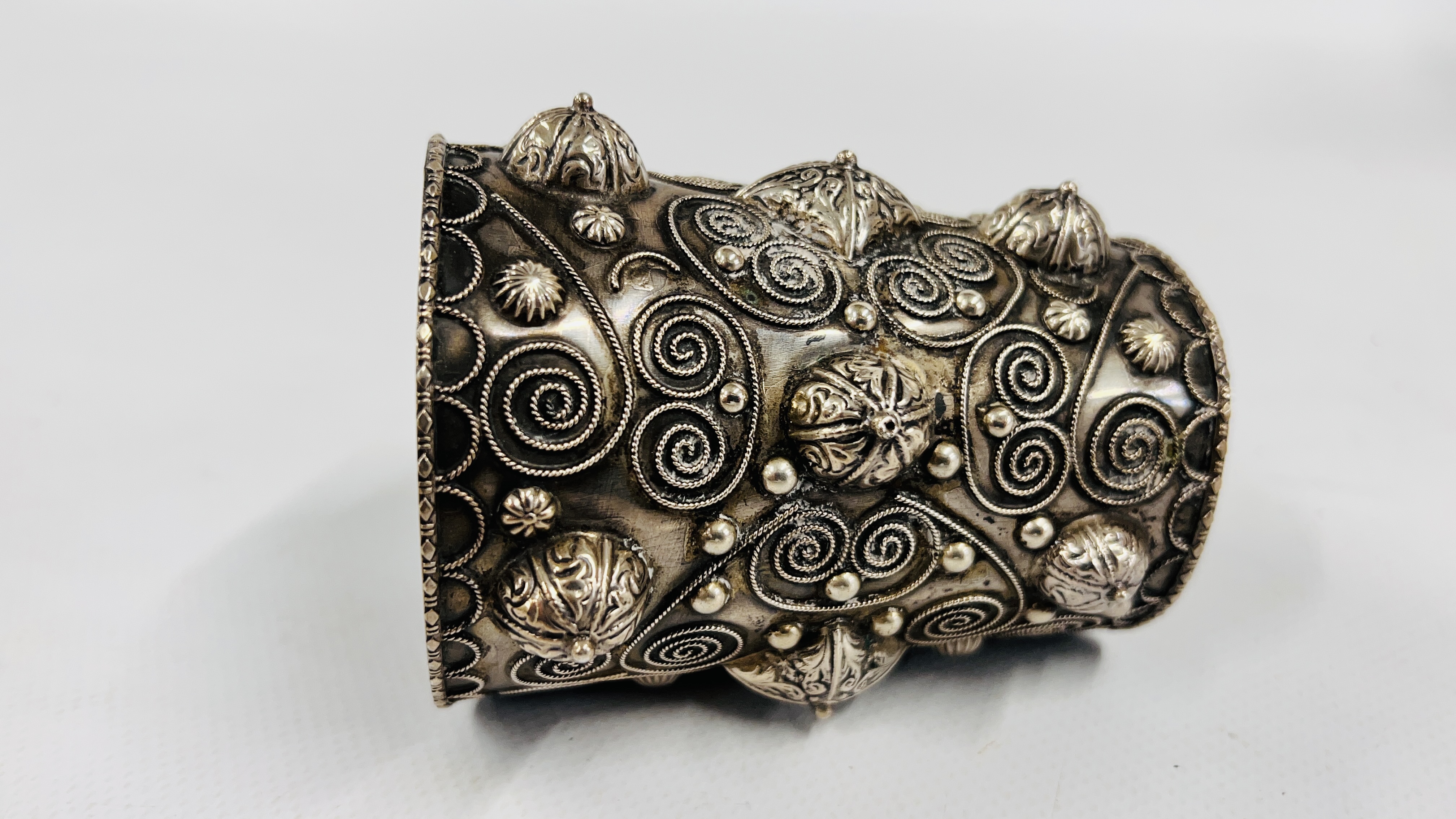 AN ELABORATE EASTERN WHITE METAL CUFF BRACELET, H 9CM. - Image 3 of 4