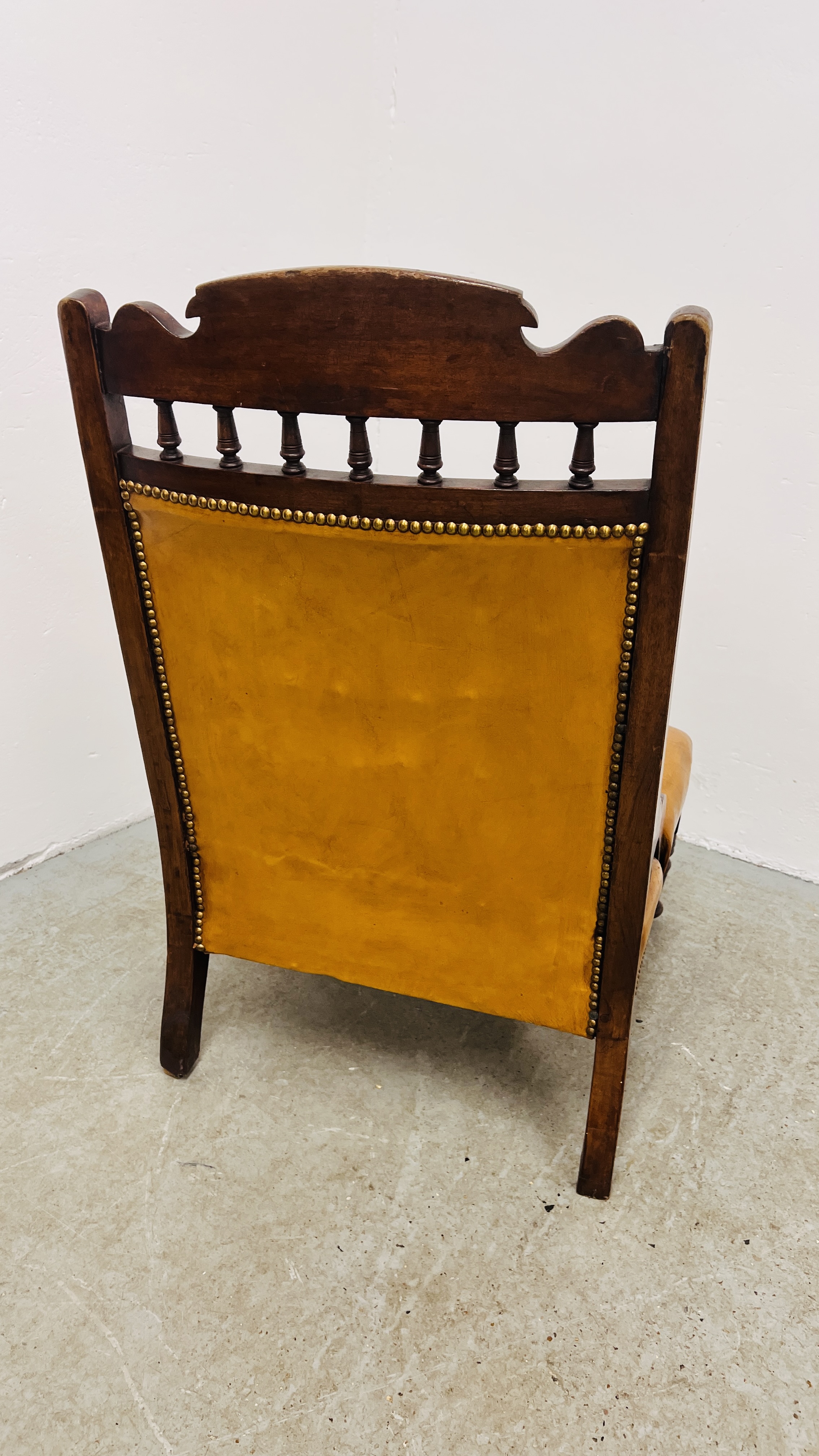 ANTIQUE EDWARDIAN MAHOGANY LOW CHAIR UPHOLSTERED IN TAN LEATHER - BUTTON BACK. - Image 8 of 12