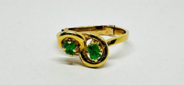 A MODERN CONTEMPORARY DESIGN RING MARKED 18CT SET WITH GREEN STONES - SIZE M/N.