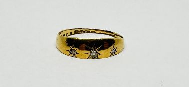 A 9CT GOLD GYPSY STYLE RING SET WITH THREE DIAMONDS IN STAR SETTINGS (HEAVILY WORN) SIZE N/O.