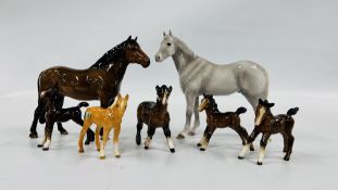 A GROUP OF 7 ASSORTED BESWICK HORSE ORNAMENTS TO INCLUDE 4 MINIATURE EXAMPLES AND A MINIATURE