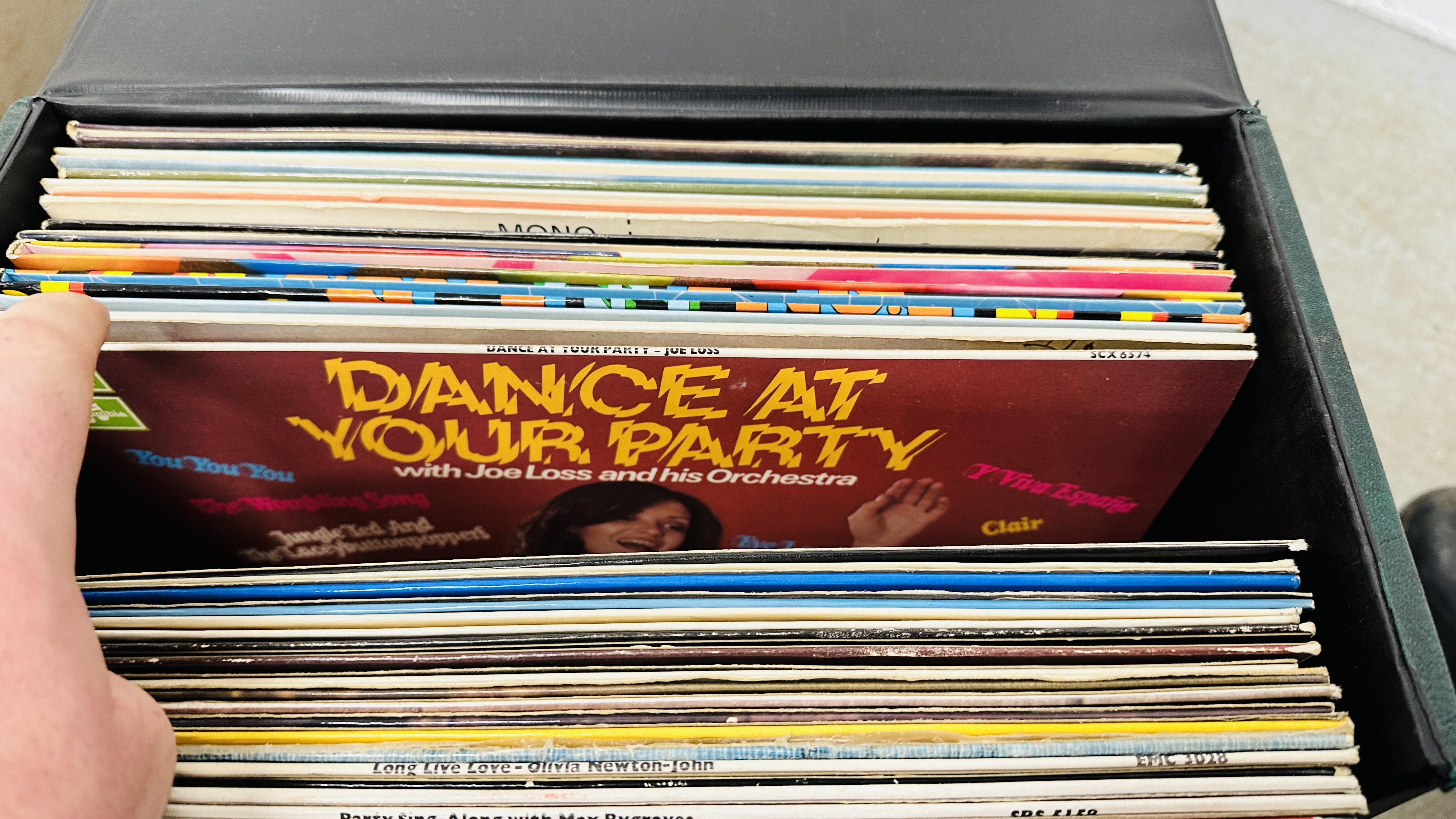 AN EXTENSIVE COLLECTION OF MIXED RECORDS TO INCLUDE CLASSICAL, JAZZ, EASY LISTENING & 80'S, - Image 33 of 35