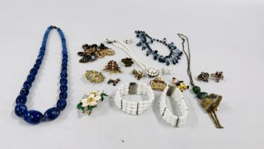 A TIN OF 1950'S AND VINTAGE COSTUME JEWELLERY TO INCLUDE BUTLER AND WILSON CHRISTMAS BROOCH AND