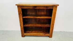 A MODERN HARDWOOD 3 TIER BOOKCASE - H 91 X W 90 X D 30CM.