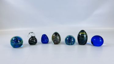 A GROUP OF 7 ASSORTED ART GLASS PAPERWEIGHTS TO INCLUDE MADINA EXAMPLES.