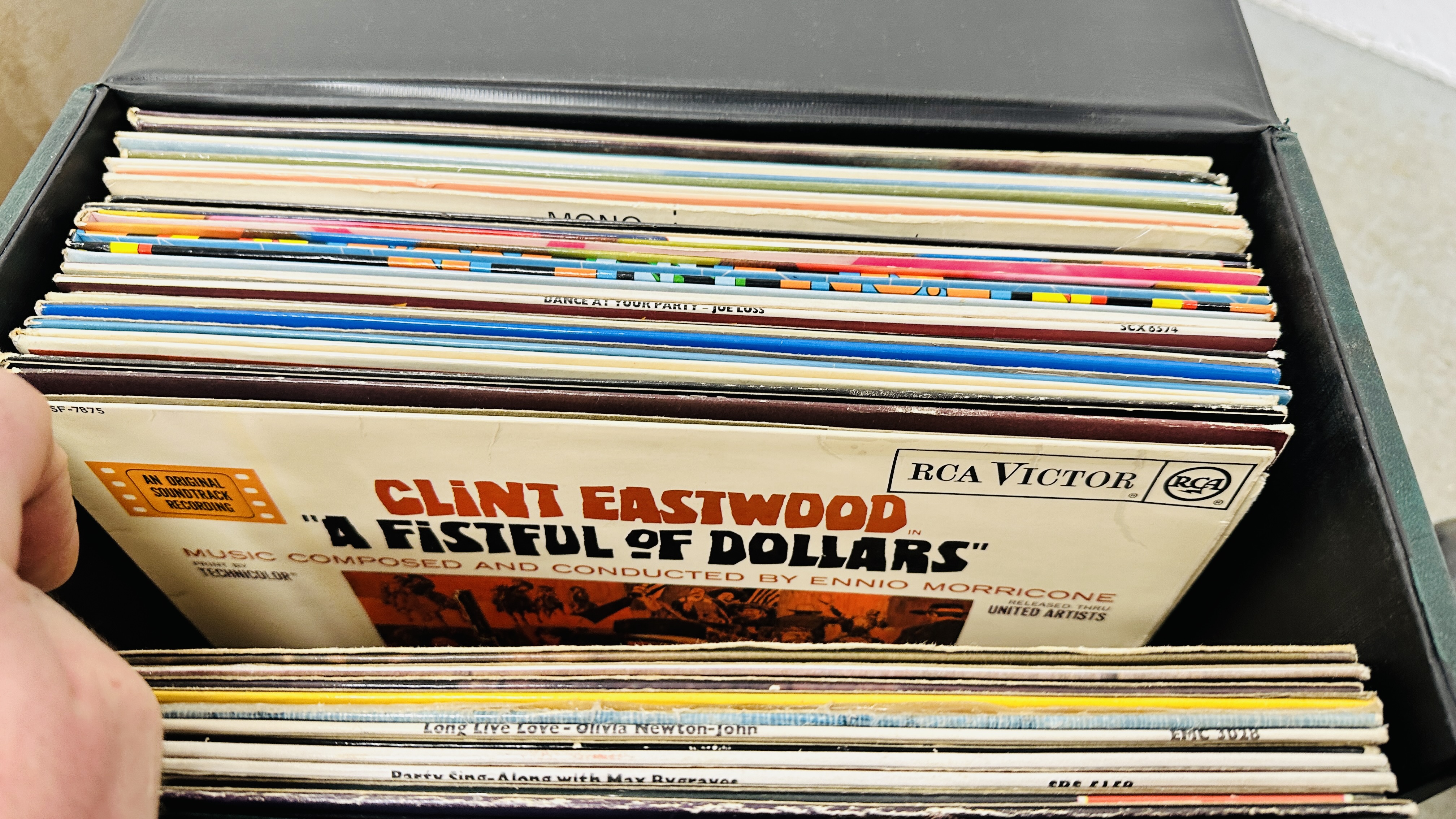 AN EXTENSIVE COLLECTION OF MIXED RECORDS TO INCLUDE CLASSICAL, JAZZ, EASY LISTENING & 80'S, - Image 30 of 35