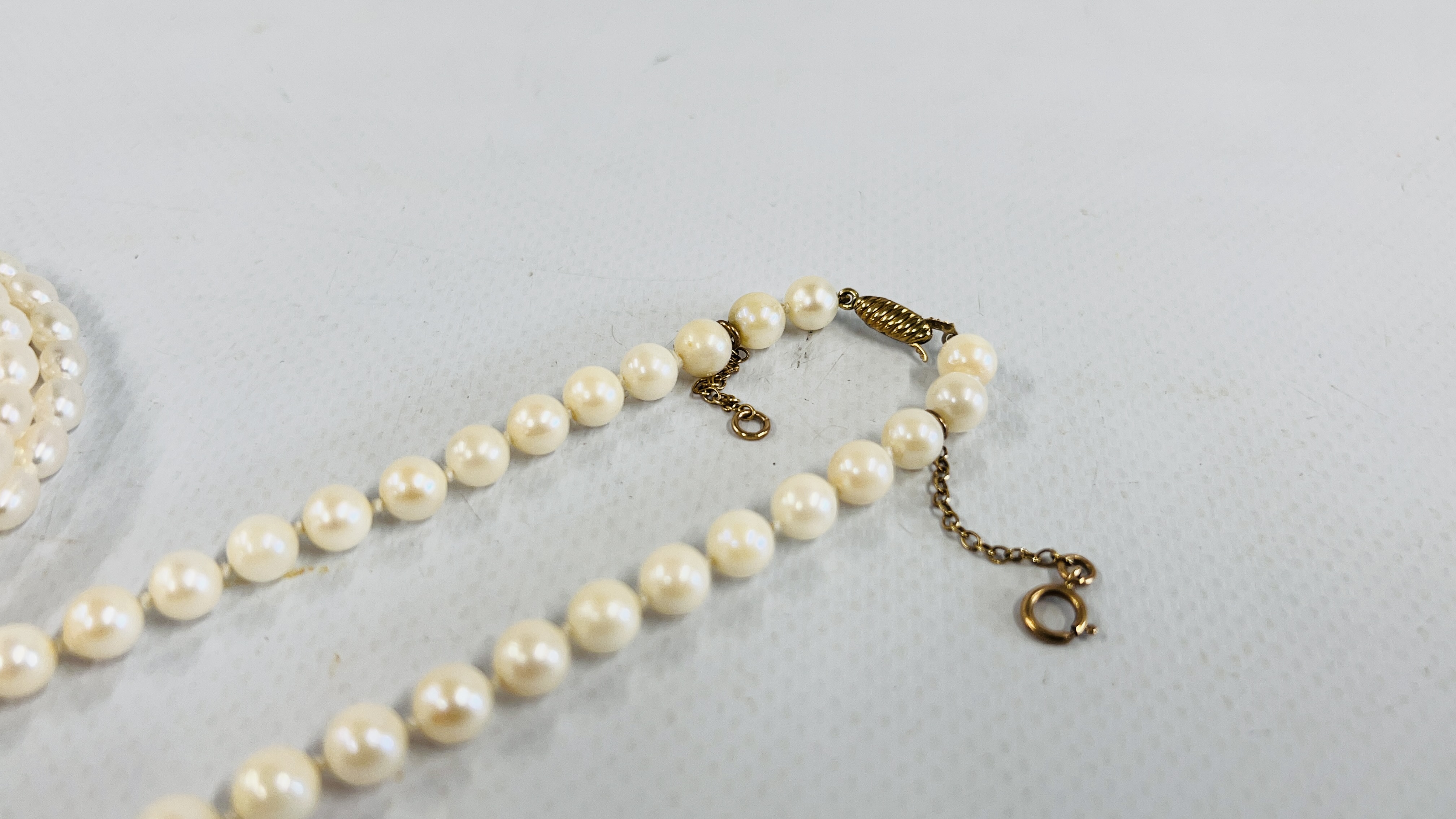 A PEARL STRAND NECKLACE WITH A 9CT GOLD CLASP AND SAFETY CHAIN AlONG WITH A PEARL BRACELET. - Image 3 of 5