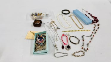 A BOX OF JEWELLERY TO INCLUDE TWO 9CT GOLD PENDANTS, SILVER EARRINGS ETC.