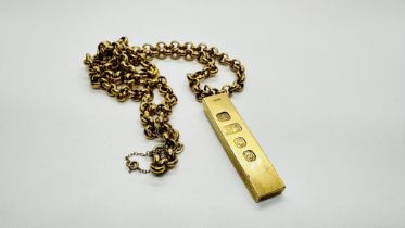 A 9CT GOLD INGOT, LONDON ASSAY SUSPENDED ON A 9CT GOLD BELCHER CHAIN WITH SAFETY CHAIN - L 60CM.