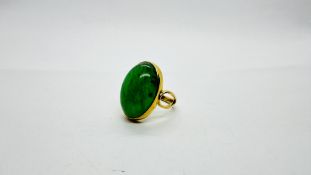 AN 18CT GOLD RING SET WITH A OVAL JADE STONE. SIZE L/M.