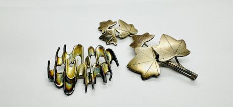 A SILVER MODERNIST ABSTRACT BROOCH MARKED IVAN TARRATT ALONG WITH A FURTHER SILVER LARGE IVY LEAF