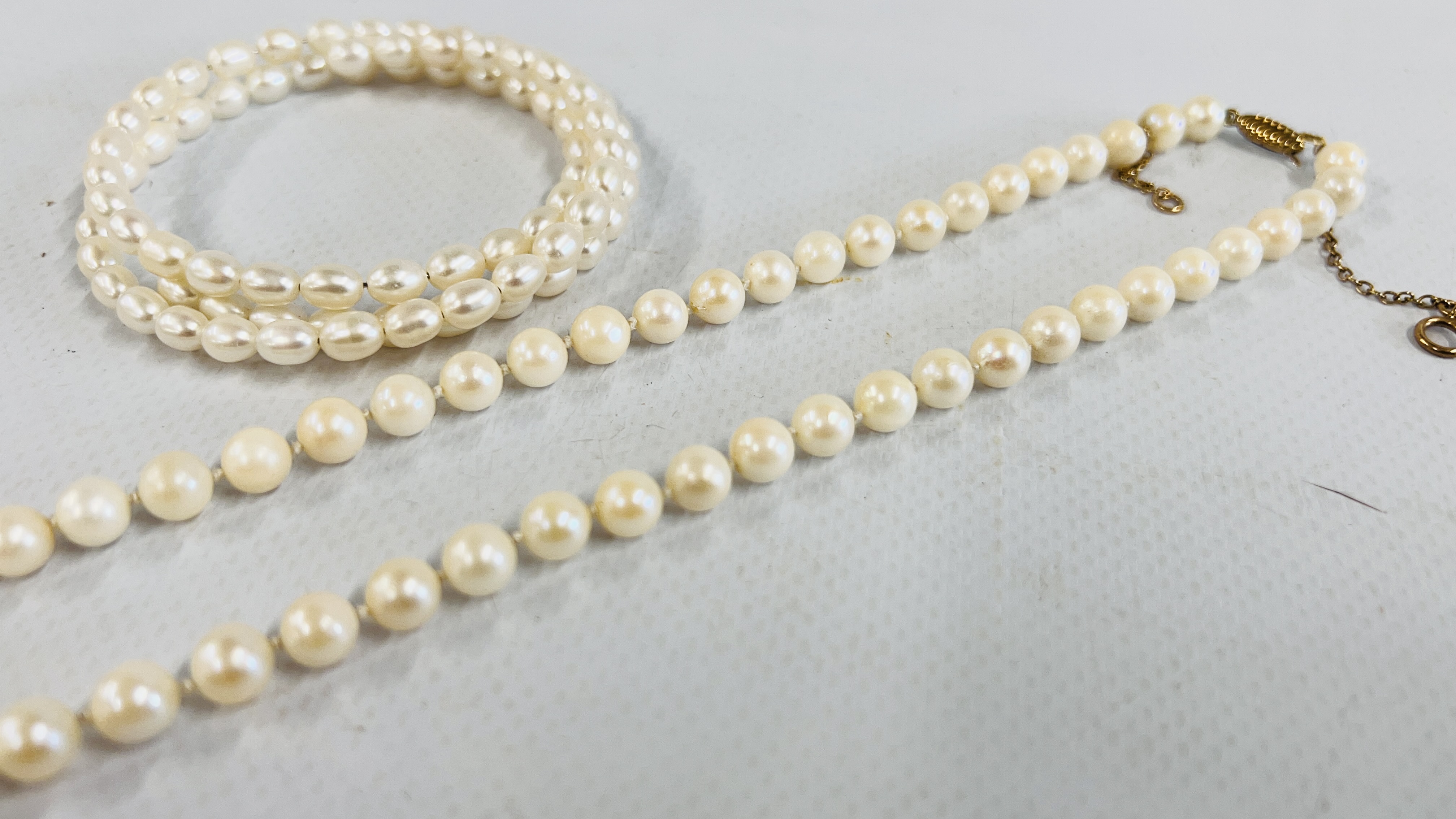 A PEARL STRAND NECKLACE WITH A 9CT GOLD CLASP AND SAFETY CHAIN AlONG WITH A PEARL BRACELET. - Image 4 of 5