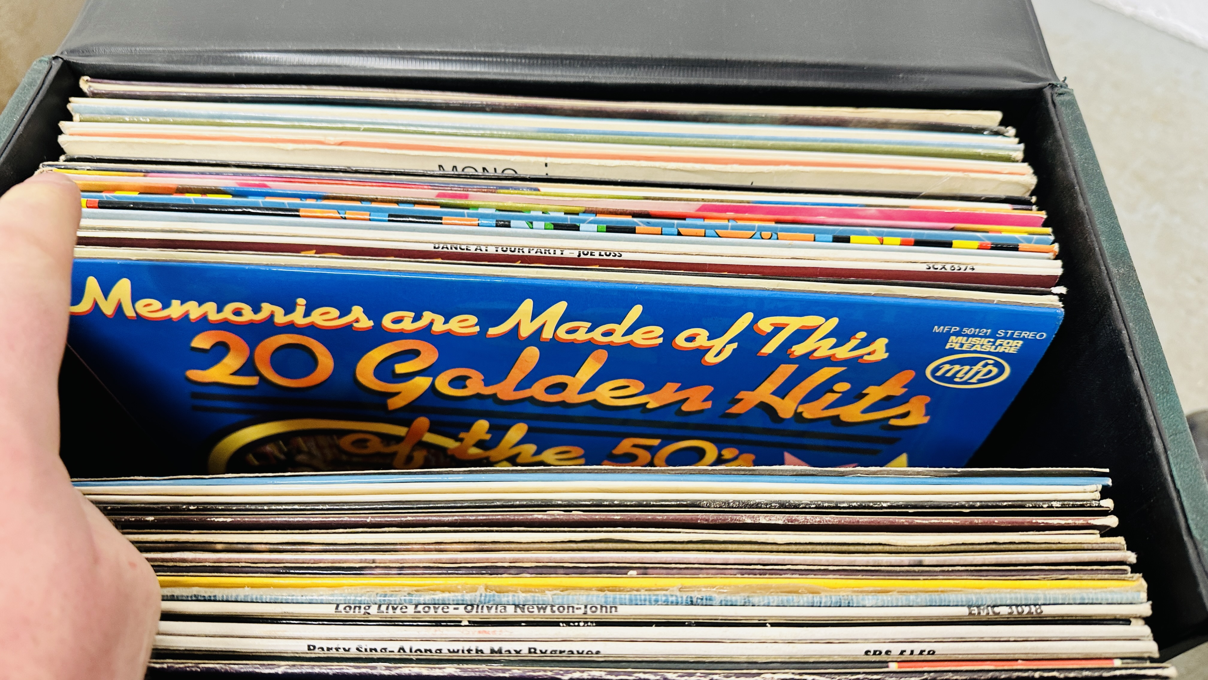 AN EXTENSIVE COLLECTION OF MIXED RECORDS TO INCLUDE CLASSICAL, JAZZ, EASY LISTENING & 80'S, - Image 32 of 35