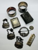 A SILVER CELTIC STYLE BROOCH, INGOT & 3 PLATED DECANTER LABELS, 2 X NAPIN RINGS,