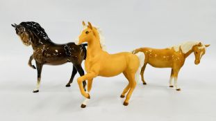 THREE BESWICK HORSE ORNAMENTS TO INCLUDE TWO PALOMINO EXAMPLES (ONE GLAZED AND ONE MATT FINISH).