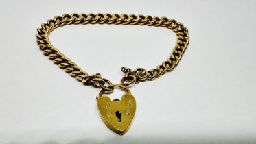 A 9CT GOLD CURB LINK BRACELET AND 9CT GOLD HEART PENDANT AND SAFETY CHAIN (A/F), L 20CM.